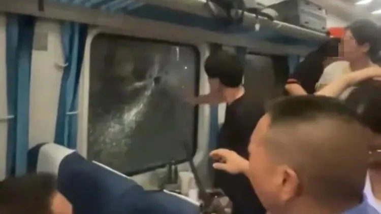 K1373次列车脱线乘客砸窗通风，目击者：砸车小伙被警察带走