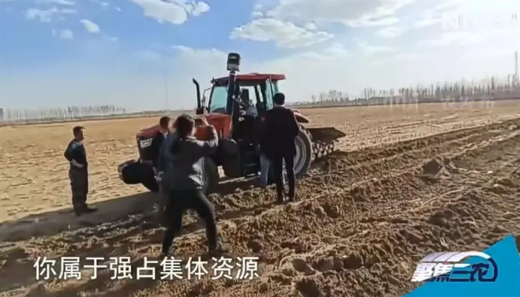 农机在翻地时被强行拦下。中国三农发布视频截图