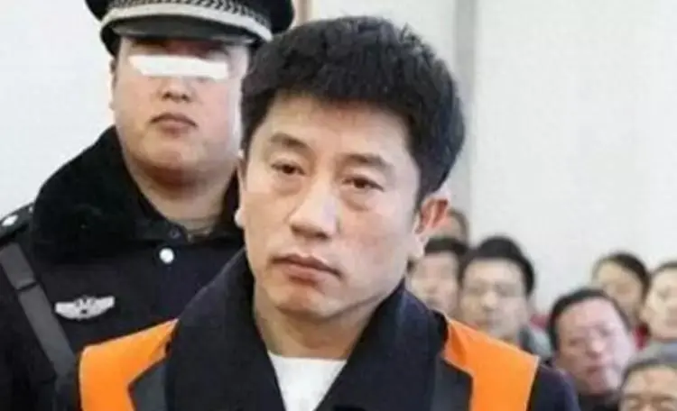 东北“巨骗”陈相贵：开悍马当演员，买182万手机号，08年入狱