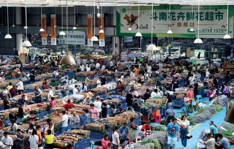 2022年8月1日，云南昆明。斗南鲜花超市内交易红火。（图/视觉中国）