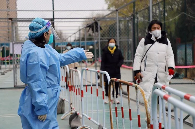 11月28日，北京顺义区胜利街道永欣嘉园社区核酸检测点，居民正在排队进行核酸检测。新京报记者李木易 摄
