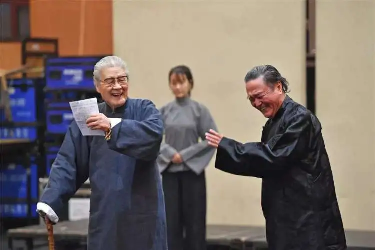 蓝天野在话剧《家》的排演现场。/图源北京人民艺术剧院官方微信公众号