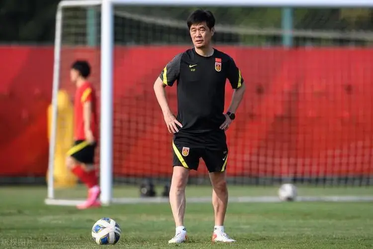 李霄鹏下课已不可避免，至今未获得合同，还有一点也能证实（李霄鹏霸气入场）