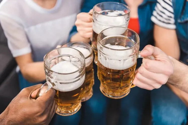 一杯白酒等于几瓶啤酒?怎么比才公平?教你科学计算,别吃亏了