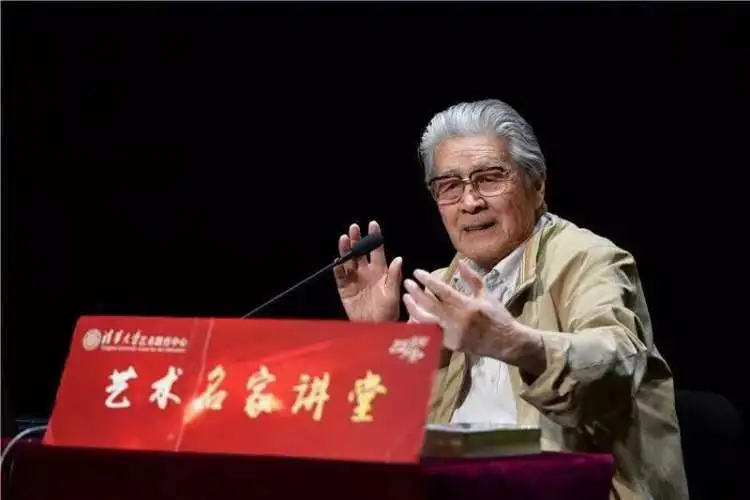 蓝天野在清华大学蒙民伟楼多功能厅做讲座，分享自己的演艺经历和创作经验。/图源北京人民艺术剧院官方微信公众号