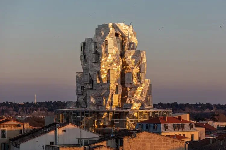 ▎Luma Tower ออกแบบโดย Frank Gehry ภาพจากอินเตอร์เน็ต