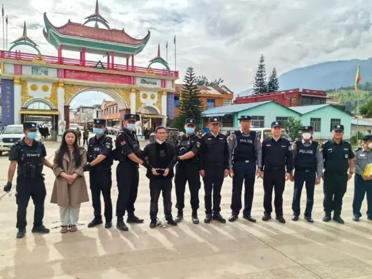 明国平等人被移交给中国警方。 图据公安部刑侦局官方微博