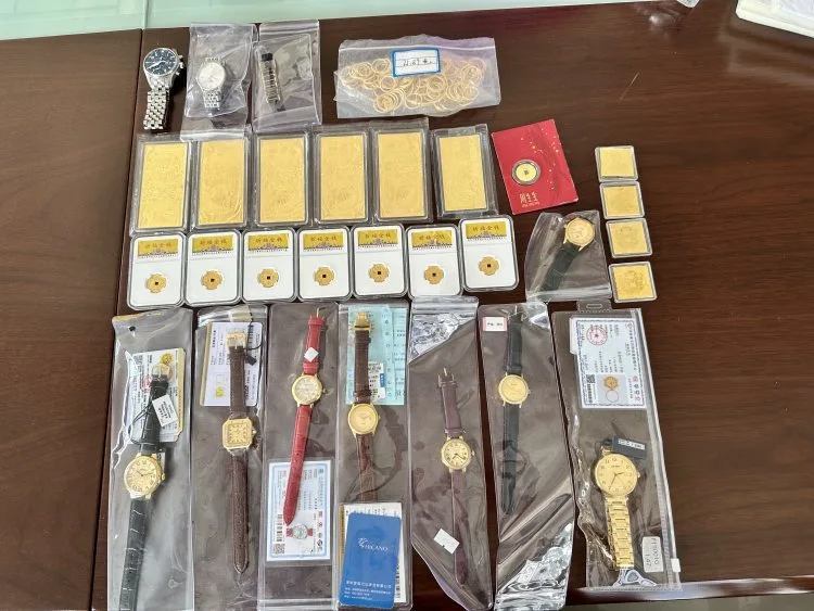 警方查缴的物品。 双鸭山警方供图