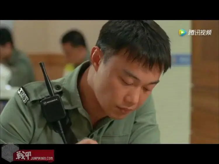 图为电影《神经侠侣》中出现的夏季猎装，上图中女警员的制服是没有“天线”的，注意手咪放置于天线手咪扣上