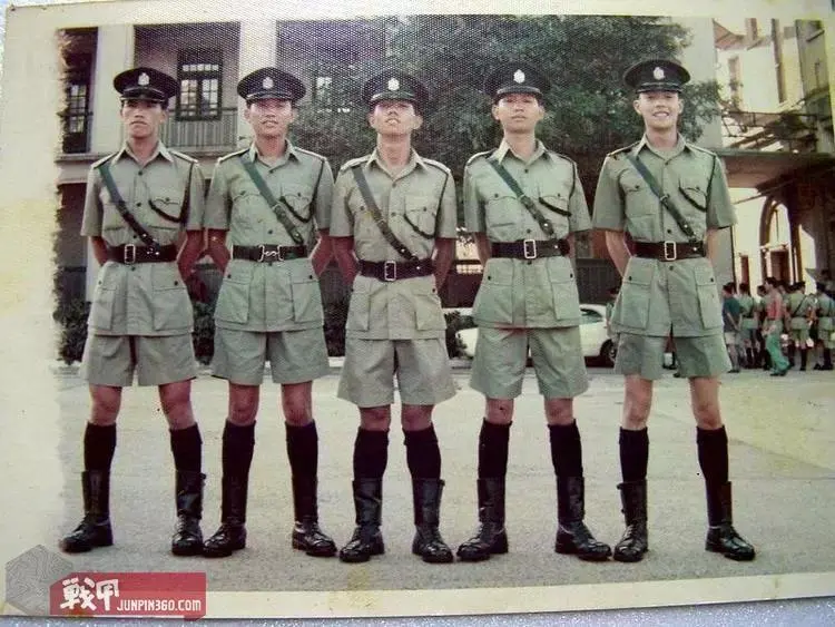 图为身穿短裤加长袜搭配制服的警员，有意思的是左二这位警员的腰带扣为蛇形腰带扣