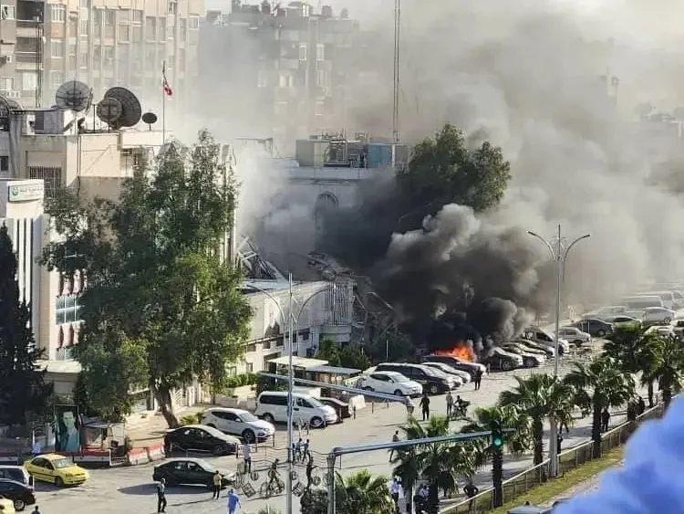 4月1日，伊朗驻叙利亚使馆区建筑遭到导弹袭击 图片来源：伊朗Press TV