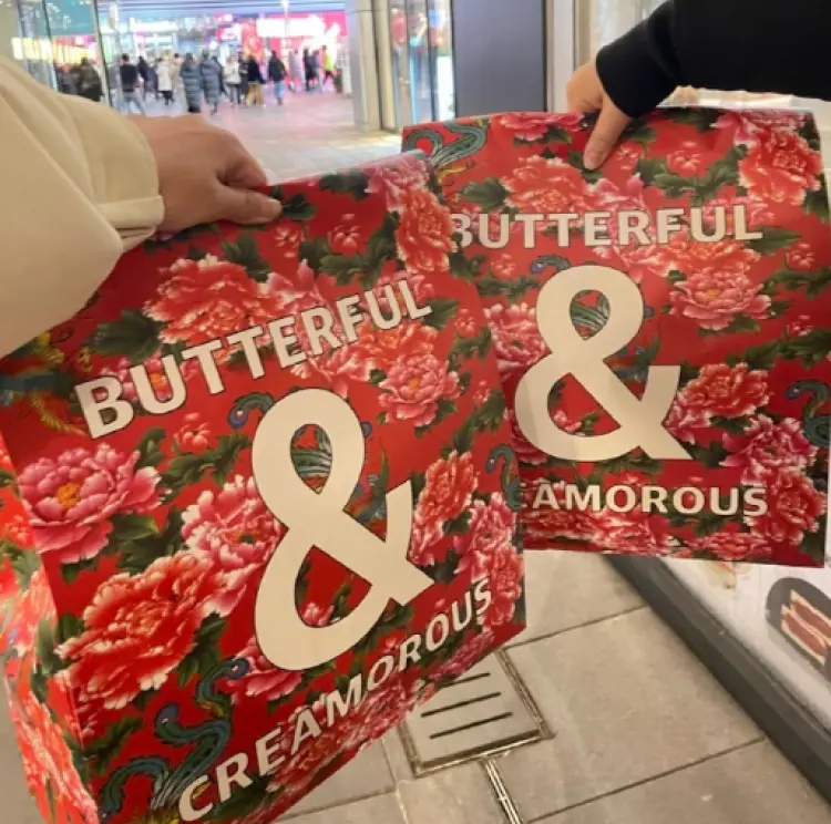 东北大花成为网红产品包装。/微博网友@昕人民艺术家