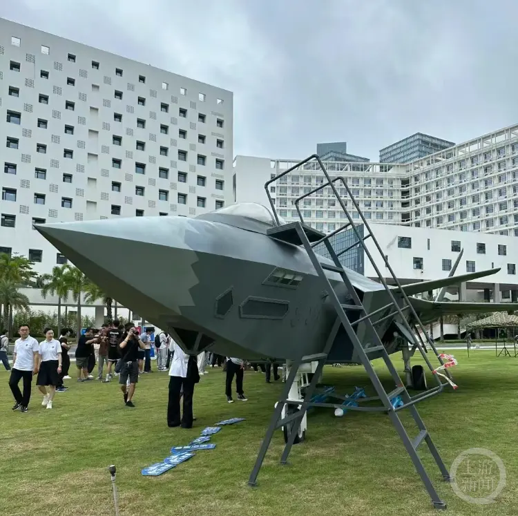 不少同学专程前往现场“打卡”拍照。网络图片