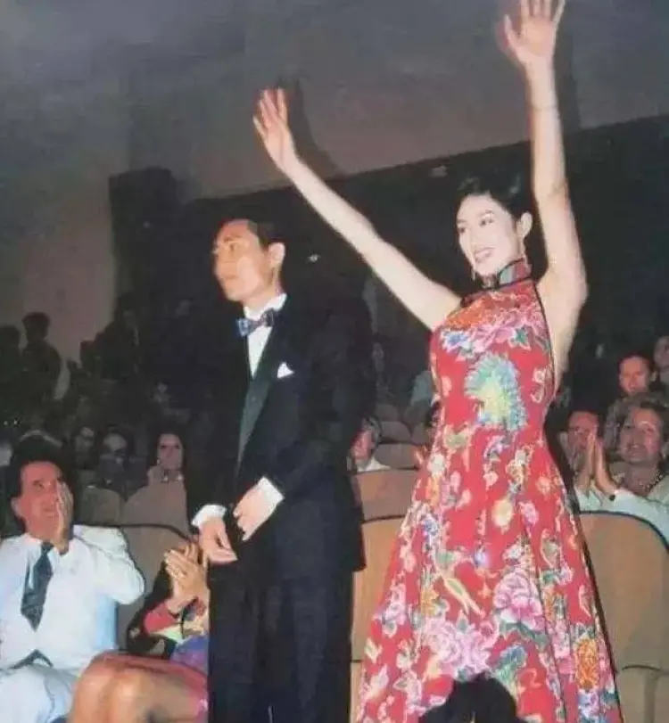 巩俐1992年穿东北大花亮相威尼斯电影节。/网络