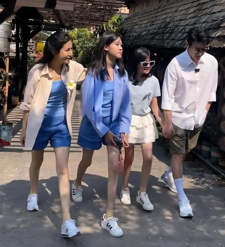 陆毅鲍蕾一家四口旅行，8条腿又长又瘦，贝儿的颜值悄然绽放