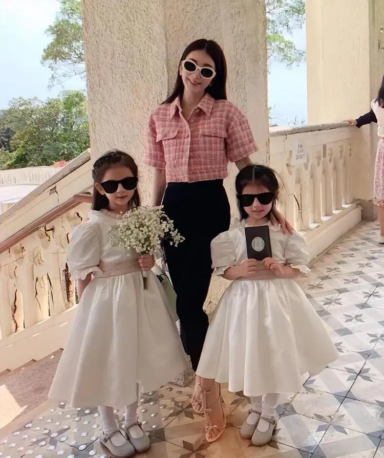 方媛带两个女儿参加婚礼，姐姐郭咏希像爸爸，姐妹当花童超可爱