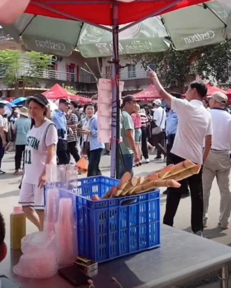 13日，有群众向现场民警反映有无人机偷拍全红婵家。视频截图