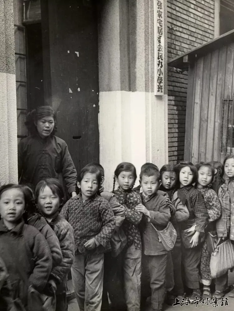 图为静安区张家宅民办小学学生整队放学回家(上海市档案馆藏)