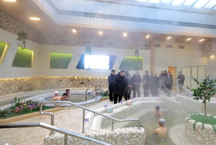 金正恩出席劳动者休养所竣工典礼，坐温泉边与民众交谈