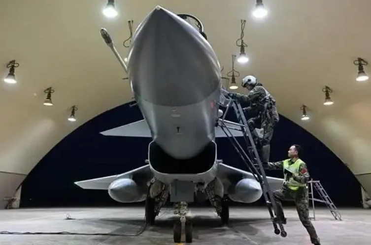 4月28日，埃及空军某基地，参加中埃“文明之鹰-2025”空军联合训练的中国空军飞行员登上歼-10C飞机准备开展夜航训练。央广军事