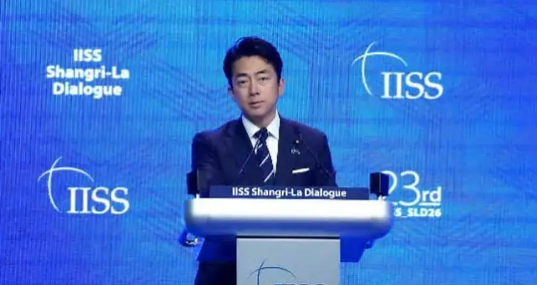 出席香会的小泉进次郎。