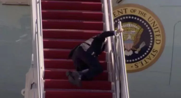 ▲拜登登上飞机舷梯时一连跌倒三次(图/视频截图)
