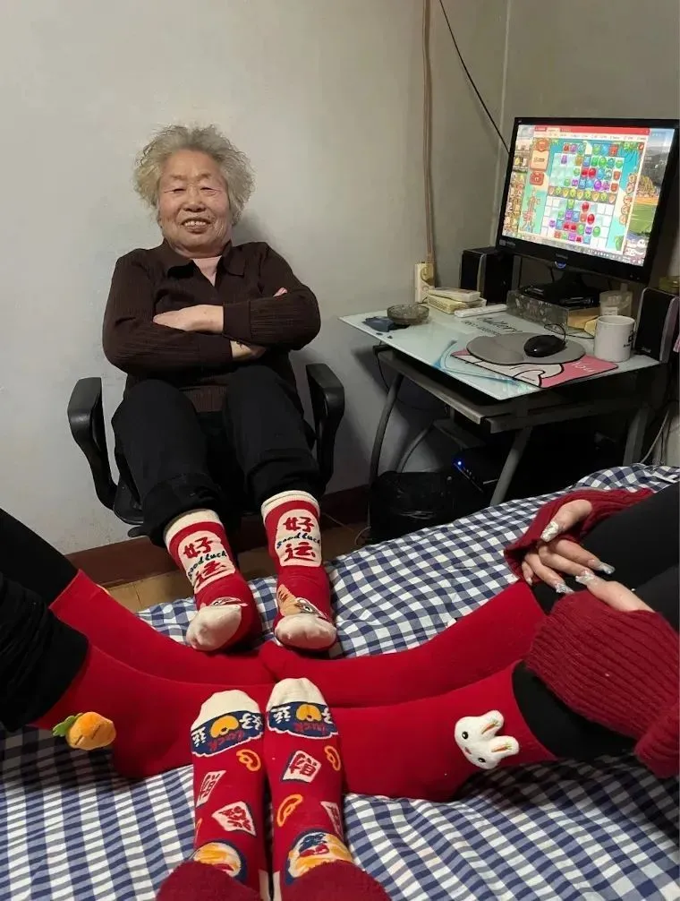 孫女們一起來看望阿珍