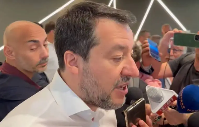 意大利副总理马泰奥·萨尔维尼批评斯托尔滕贝格“危险且鲁莽”（意媒视频截图）