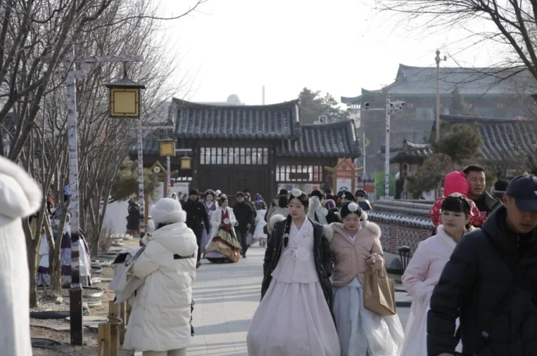 春节假期，游客在中国朝鲜族民俗园进行旅拍。