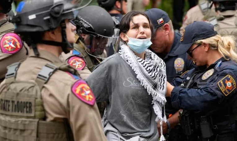 德克萨斯大学奥斯汀分校一名女性在抗议活动中被捕 图自美联社