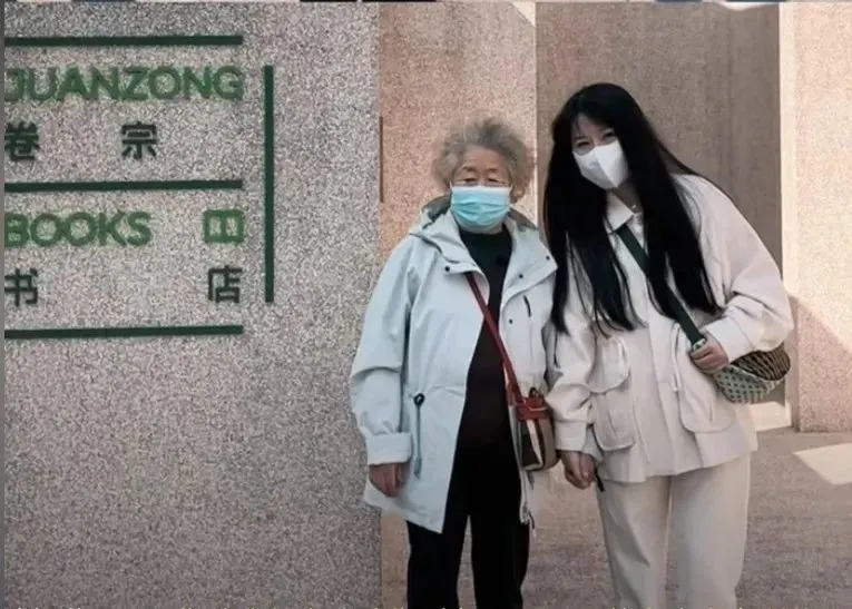 長大後，小柒牽著阿珍的手