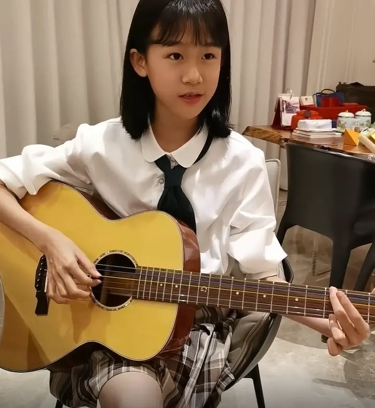 陆毅14岁的女儿腿太长！身材太瘦裤子显松垮，一双胳膊细到似竹竿(陆毅的大女儿多大)