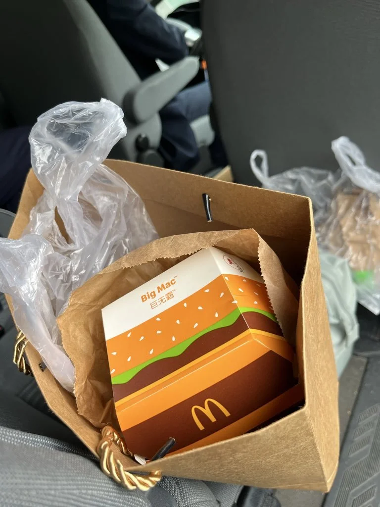 特朗普访华工作午餐曝光 白宫记者团收到麦当劳
