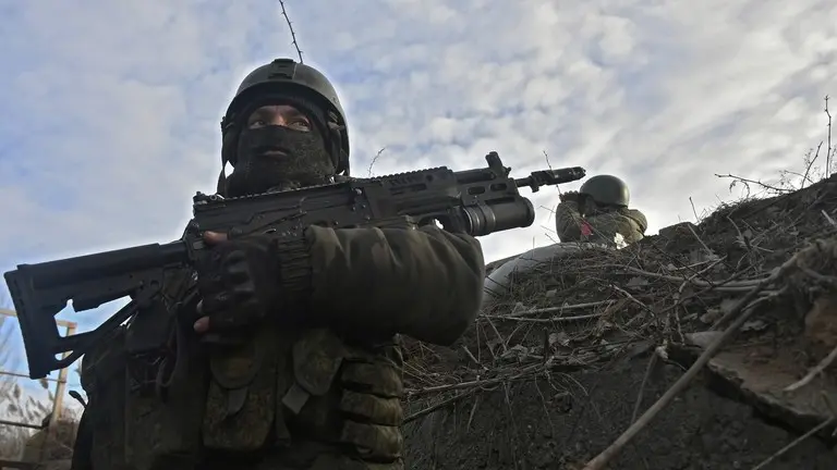 俄罗斯在乌克兰的“特别军事行动”仍在继续，一名俄罗斯士兵站在前线阵地的战壕中。 图源：俄罗斯卫星通讯社