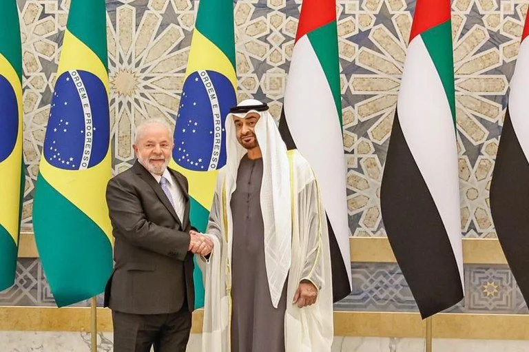 15日，卢拉（左）会见阿联酋总统谢赫穆罕默德·阿勒纳哈扬（右），两国在教育、可持续性和能源等领域签署了多项协议。（图源：巴西总统网站）