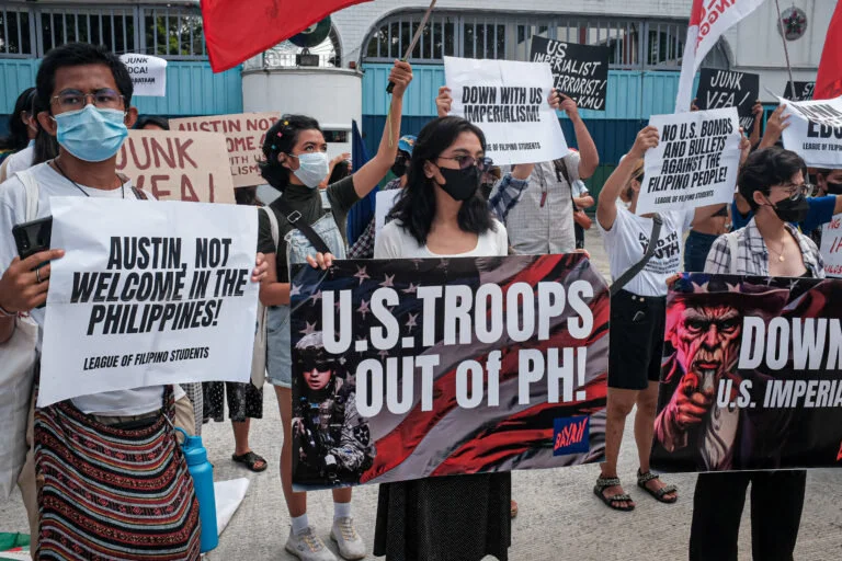 一些菲律宾民众手持标语，要求美军离开菲律宾（图/菲媒）