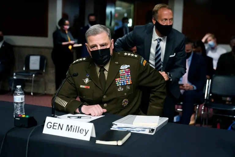 2021年9月17日，米利表示他与中国两次的秘密通话“完全在他的职责范围内” 。为证“清白”，米利不得不出席参议院军事委员会听证会，他反驳了所谓“军事干预”的说法，主张与中国的通话国防部长在场且知情。图源：AFP