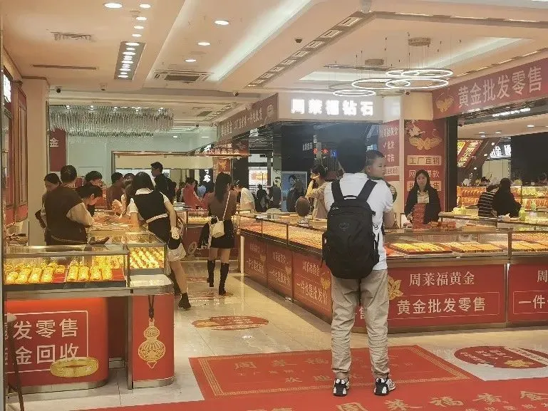 水贝市场内选购饰品的客户熙熙攘攘 图片来源：每经记者 赵景致 摄