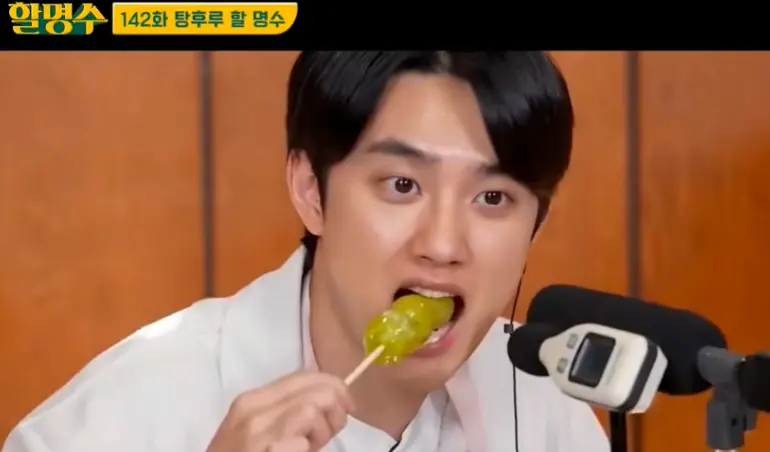 韩国明星在综艺中吃糖葫芦。来源/综艺《做吧 明秀》截图