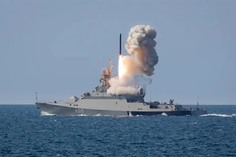 俄黑海舰队舰艇发射“口径”巡航导弹