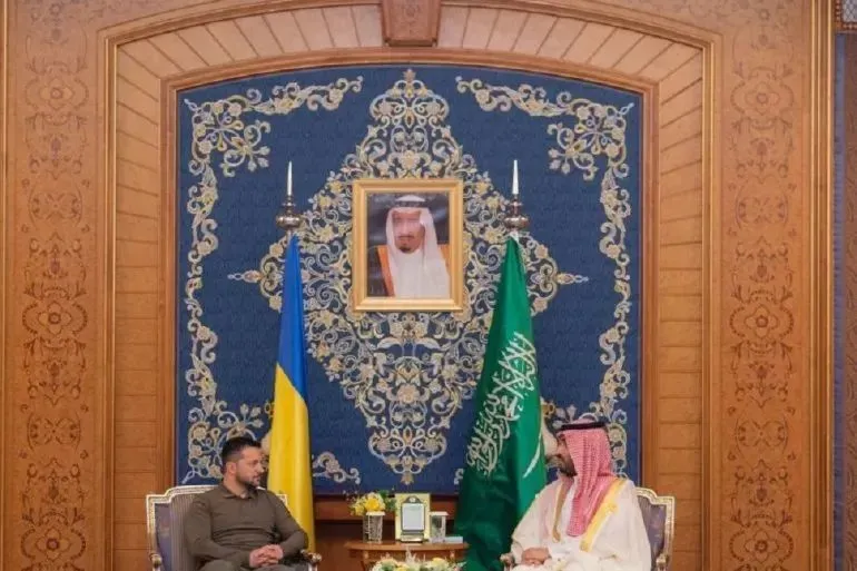 沙特王储穆罕默德·本·萨勒曼（右）在吉达峰会召开之前会见乌克兰总统泽连斯基