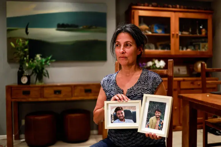 ◆赫什·戈德堡-波林的母亲雷切尔在耶路撒冷的家中展示儿子的照片。