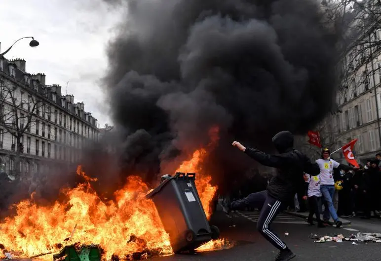 法国骚乱持续，被警方枪杀少年的外祖母发声