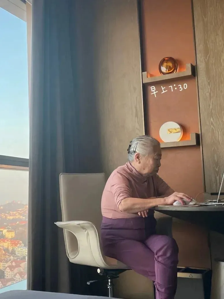 早上七點半阿珍已經坐在電腦前玩遊戲