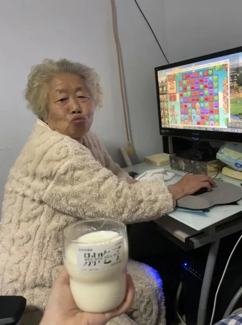 過去每天晚上阿珍都會給小柒熱牛奶