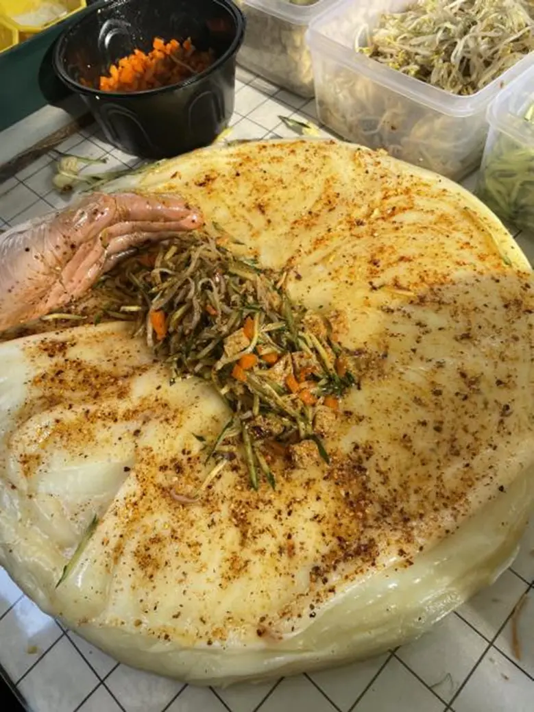 李卷卷正在卷凉皮 受访者供图