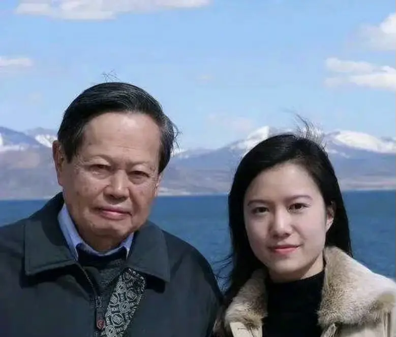 杨振宁100岁生日宴状态不佳，靠娇妻翁帆搀扶，翁帆红裙气质佳-杨振宁及妻子与翁帆