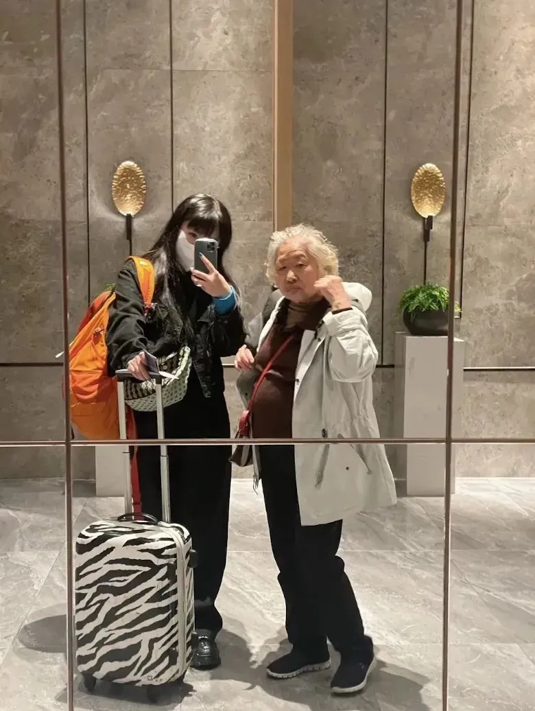 小柒帶阿珍一起出差