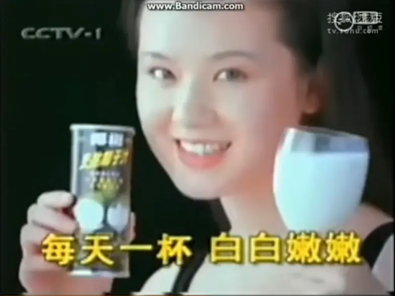 椰树最早的电视广告，彼时虽然没有“擦边”的概念，但椰树似乎早就意识到了这股“潮流”。（图/哔哩哔哩）