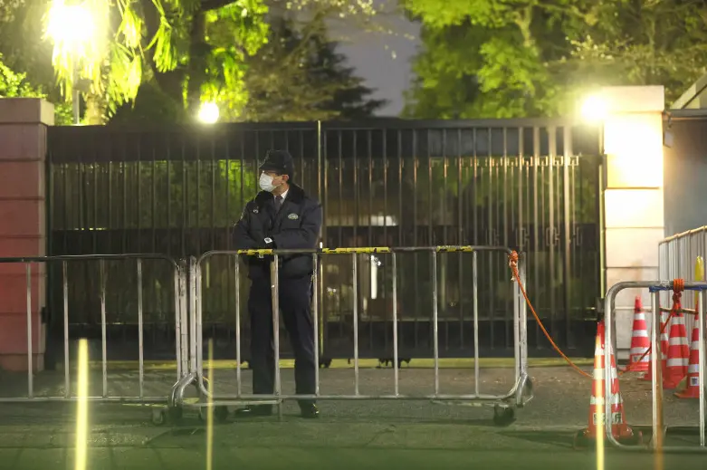 23岁3等陆尉 4楼跳入 日男子闯中国使馆威胁杀人